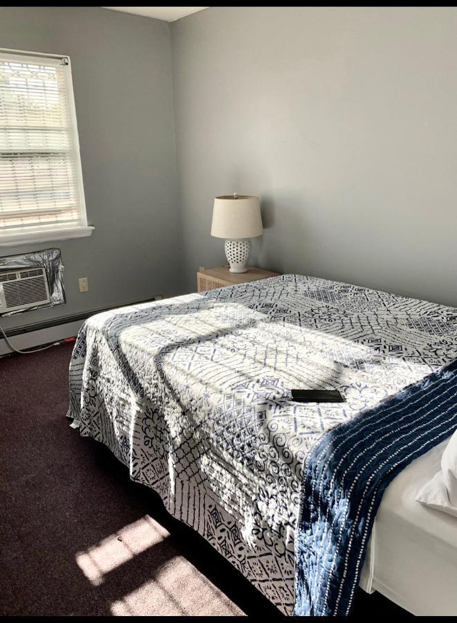 Large 3-Bedrooms/2-Bath Apt, One Block To Train New York Exterior foto