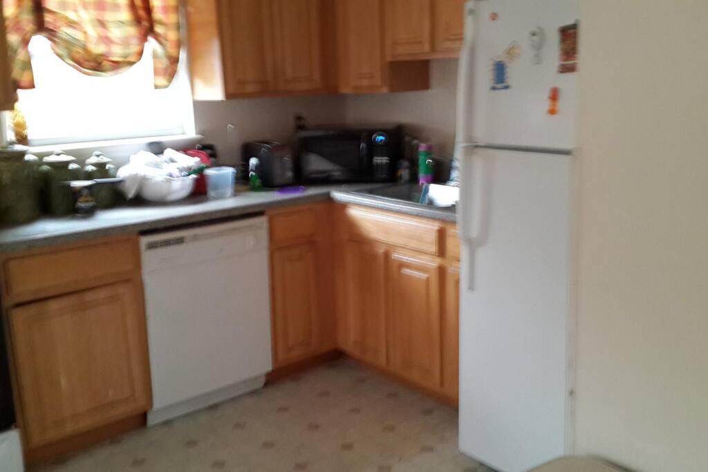 Large 3-Bedrooms/2-Bath Apt, One Block To Train New York Exterior foto
