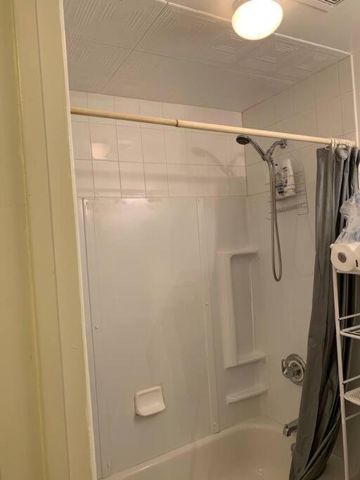 Large 3-Bedrooms/2-Bath Apt, One Block To Train New York Exterior foto
