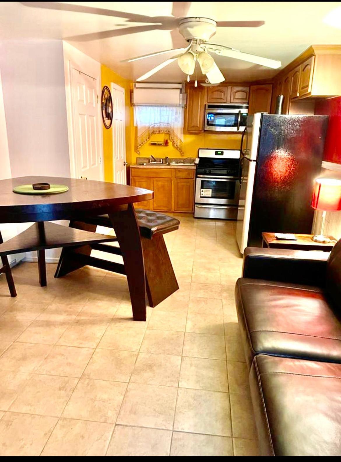 Large 3-Bedrooms/2-Bath Apt, One Block To Train New York Exterior foto