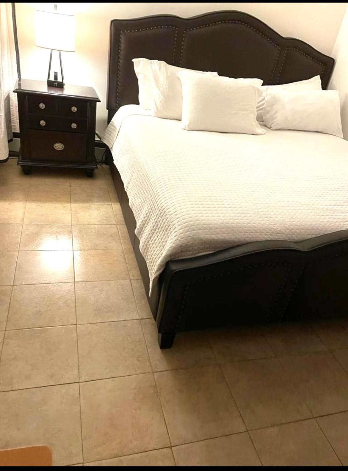 Large 3-Bedrooms/2-Bath Apt, One Block To Train New York Exterior foto